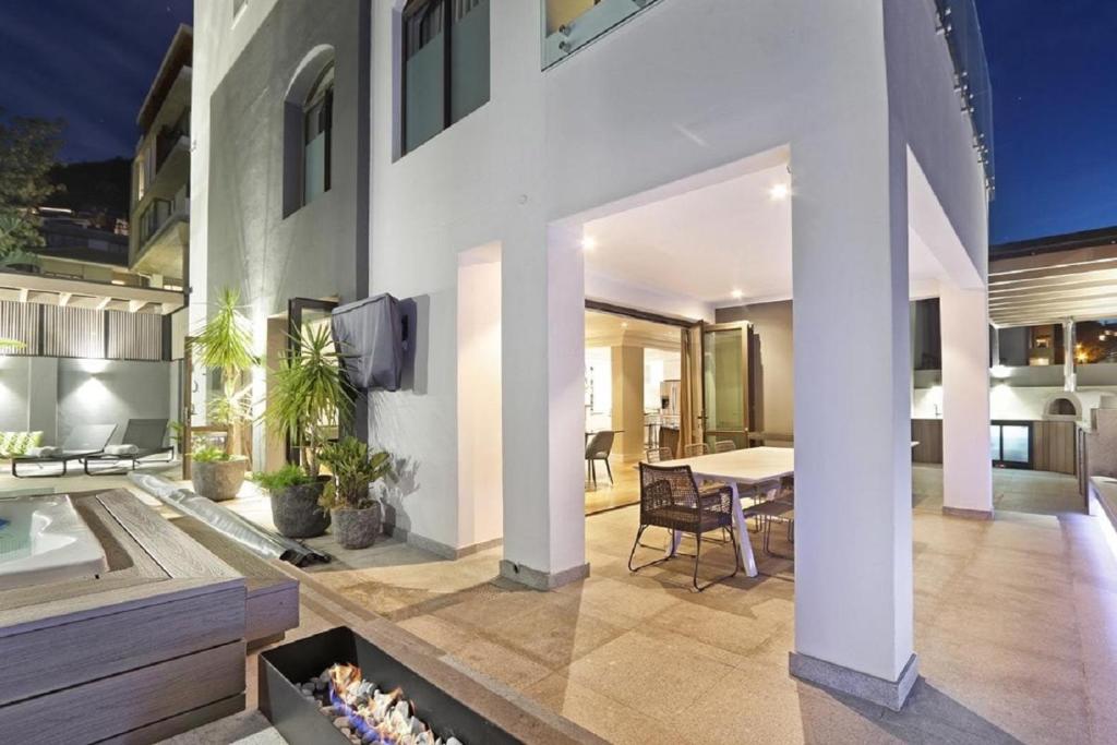 To Let 5 Bedroom Property for Rent in Fresnaye Western Cape